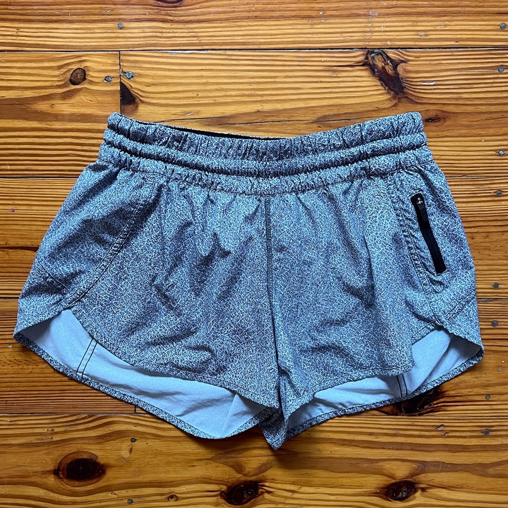 Black & white lululemon tracker shorts !! ⚡️